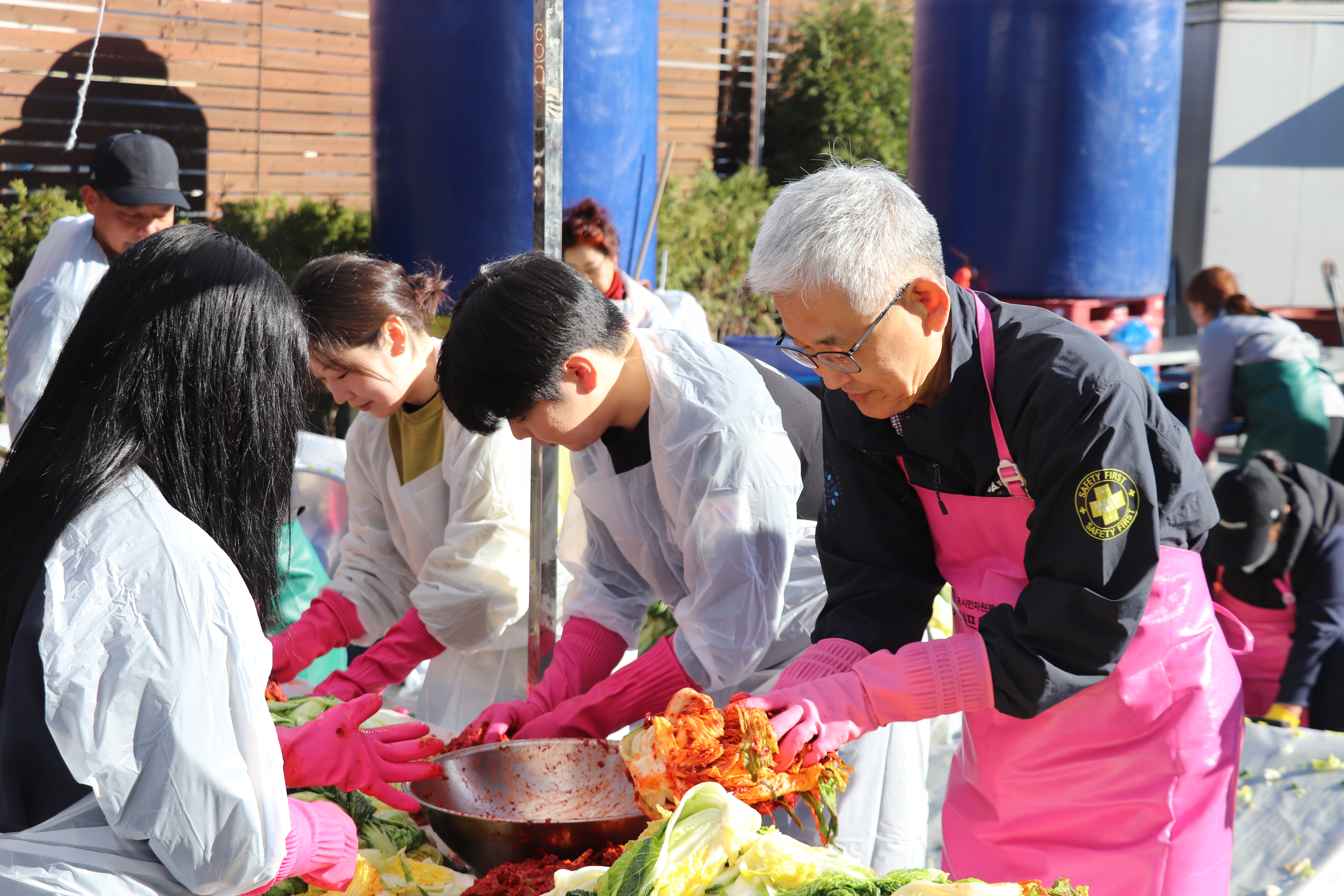 명지대 사회봉사단, 한울장애인공동체와 ‘2025 사랑의 김장 나눔 봉사’ 진행 대표이미지